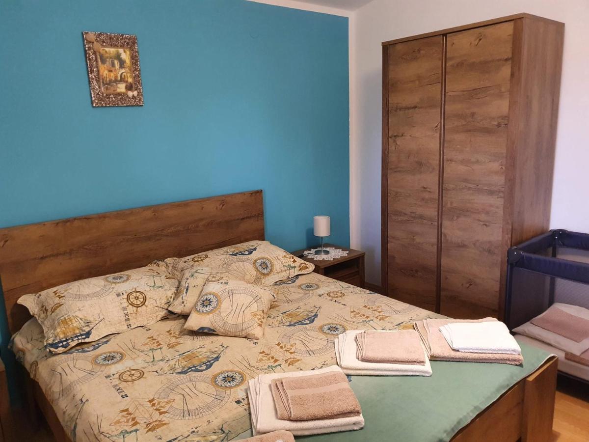 Apartments Vila Leona Pirovac Bagian luar foto