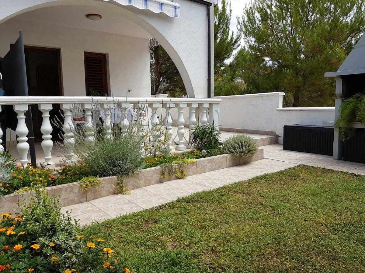 Apartments Vila Leona Pirovac Bagian luar foto
