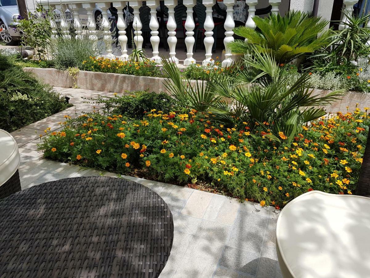 Apartments Vila Leona Pirovac Bagian luar foto